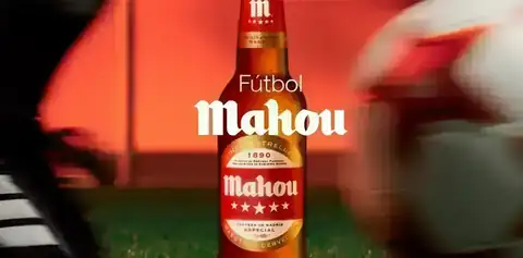 Promoción Fútbol Mahou Botella de Mahou con temática de fútbol en promoción de entradas para la temporada 2026-27