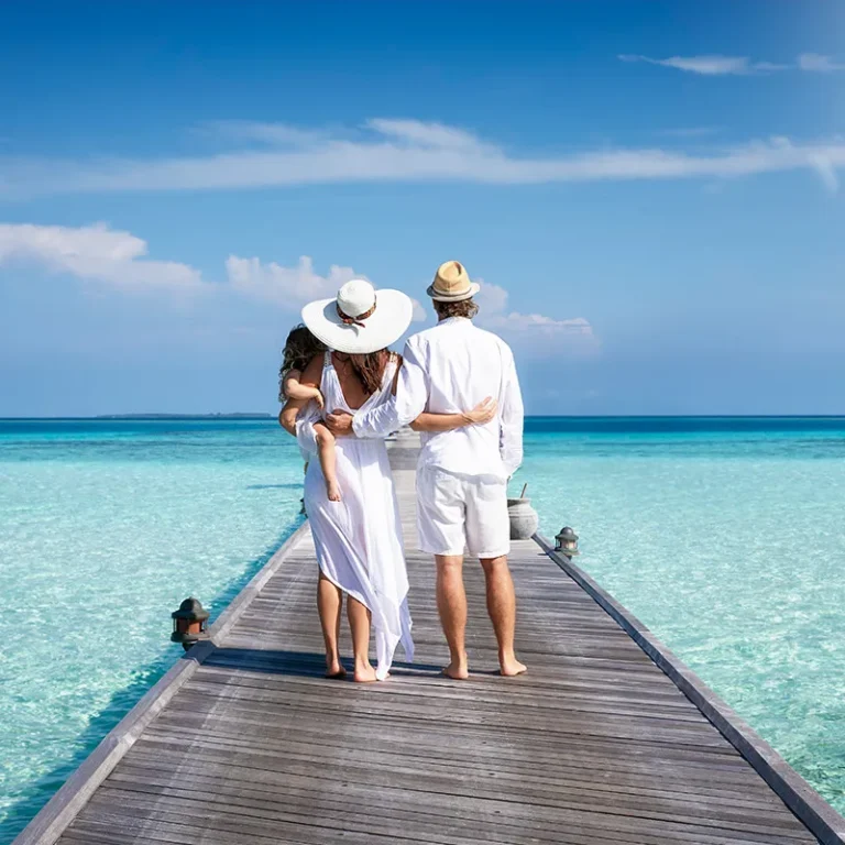 Familia caminando en un muelle frente al mar representando el sorteo de 50.000 millas LATAM Pass de Santander Chile.
